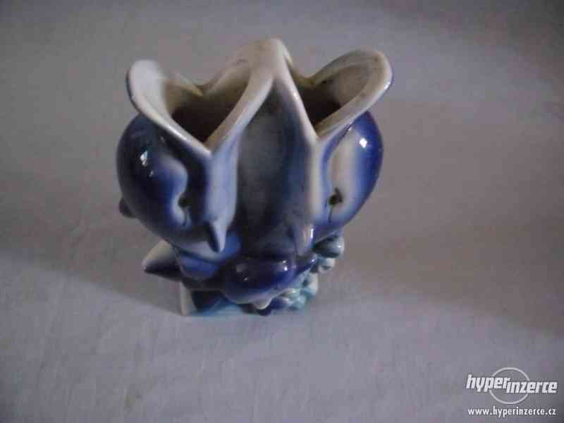 Porcelánová váza s delfíny - foto 3