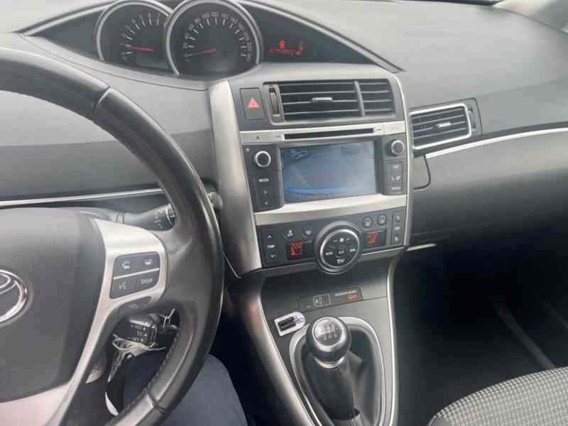 Toyota Verso 1.8i SkyView Edition benzín 108kw - foto 15