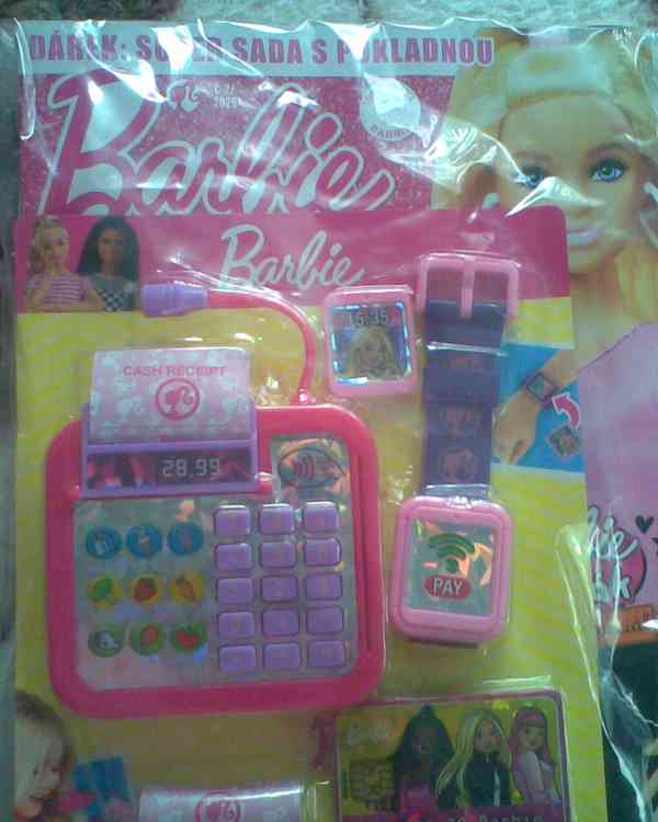 Panenka s časopisem Barbie - foto 2