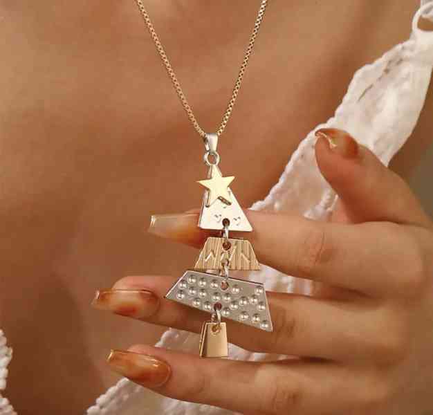 Designový náhrdelník s přívěskem vánočního stromku 