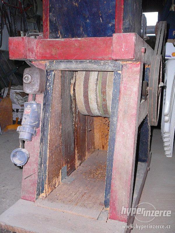 Dřevěný šrotovník na obilí, kukuřici a pod. - foto 1