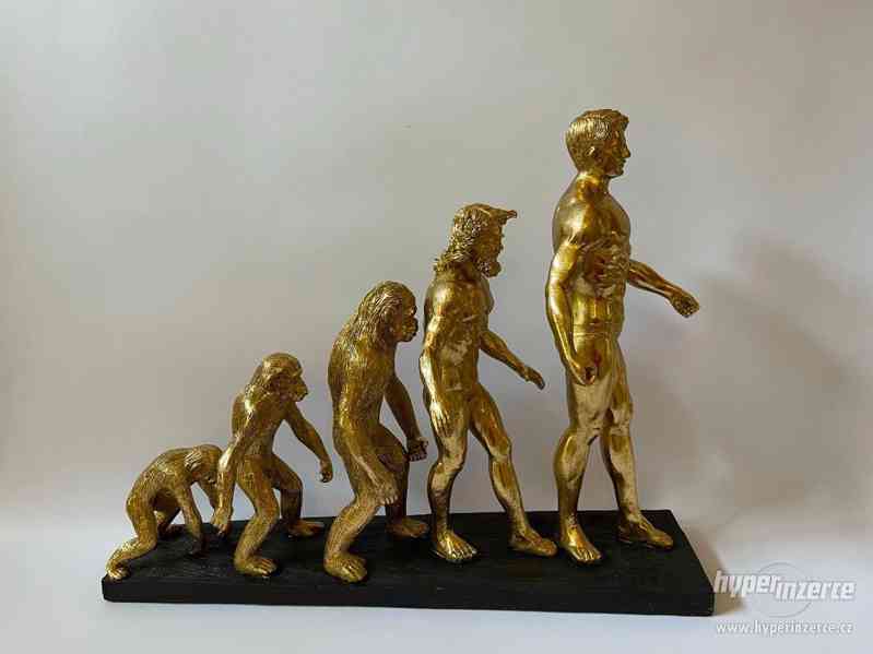 Vývoj člověka - zlatá socha - foto 1