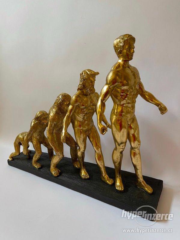 Vývoj člověka - zlatá socha - foto 2