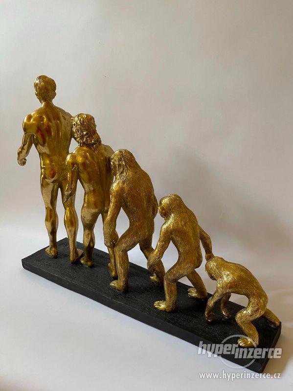 Vývoj člověka - zlatá socha - foto 4
