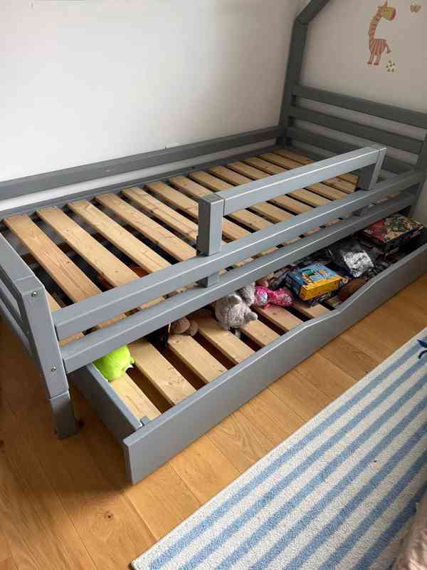 Dvě postele masiv - domeček dětská, druhá junior - foto 2