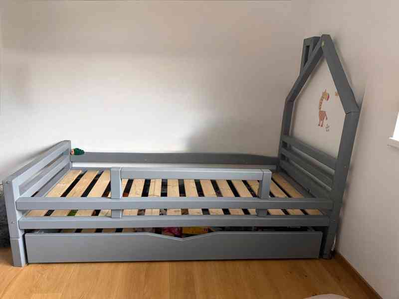 Dvě postele masiv - domeček dětská, druhá junior - foto 3