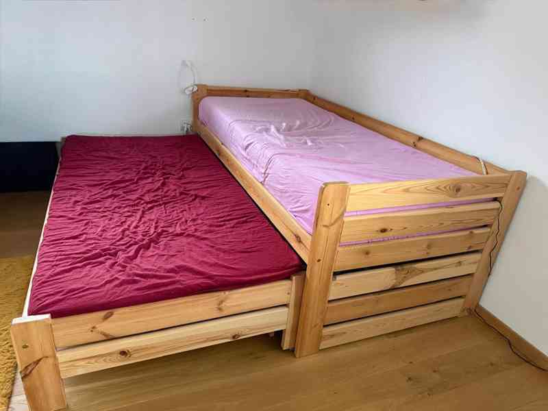 Dvě postele masiv - domeček dětská, druhá junior - foto 6