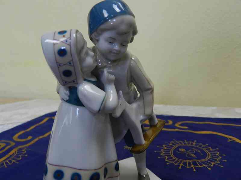 Krásné porcelánové sousoší Děti Koník Goebel Hummel Germany - foto 3