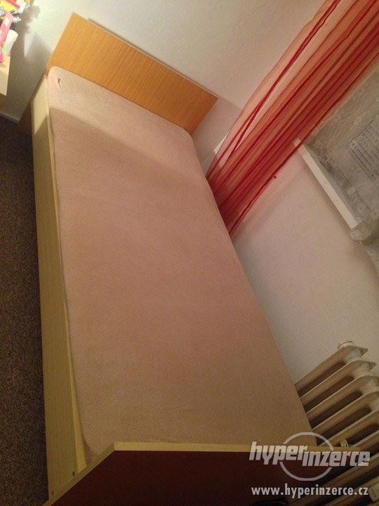 Dřevěná postel s matrací - foto 2