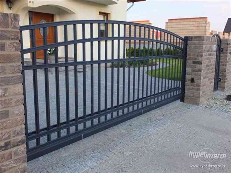 kovové ploty,branky,zábradlí,dvoukřídlé a samonosné brány - foto 12