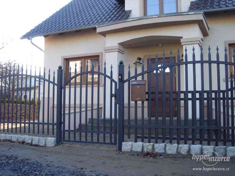 kovové ploty,branky,zábradlí,dvoukřídlé a samonosné brány - foto 17