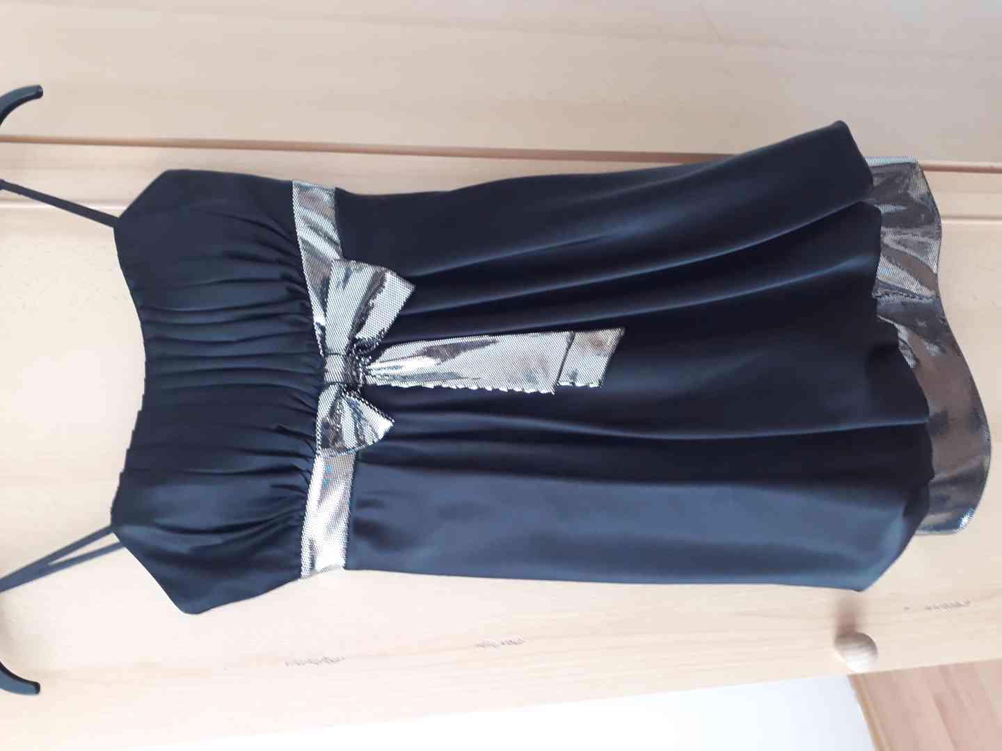 Kvalitní černé společenské šaty s třpytivými pruhy - foto 1