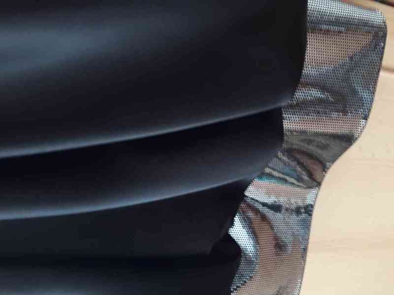 Kvalitní černé společenské šaty s třpytivými pruhy - foto 4
