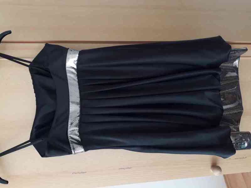 Kvalitní černé společenské šaty s třpytivými pruhy - foto 7