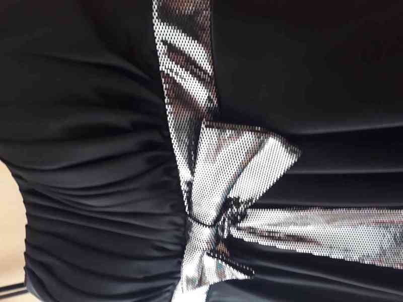 Kvalitní černé společenské šaty s třpytivými pruhy - foto 5