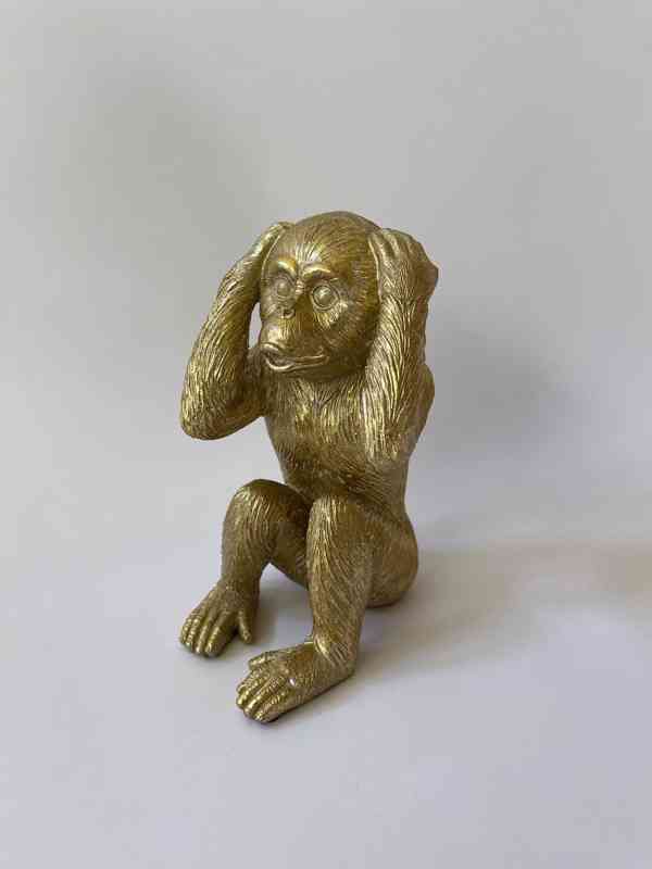 Opice neslyším - socha ve zlatém provedení