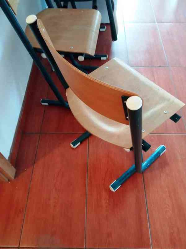Židle s přídavným stolečkem - foto 2
