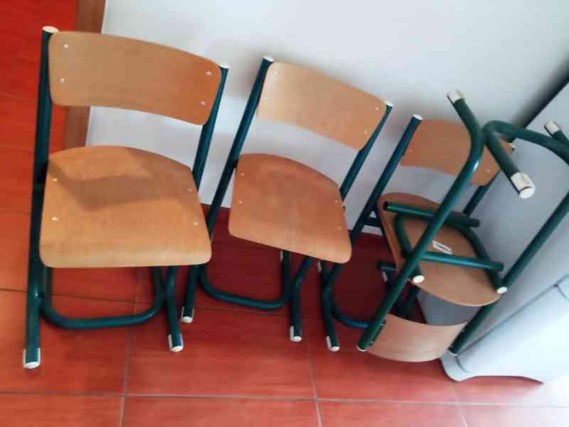 Židle s přídavným stolečkem - foto 1