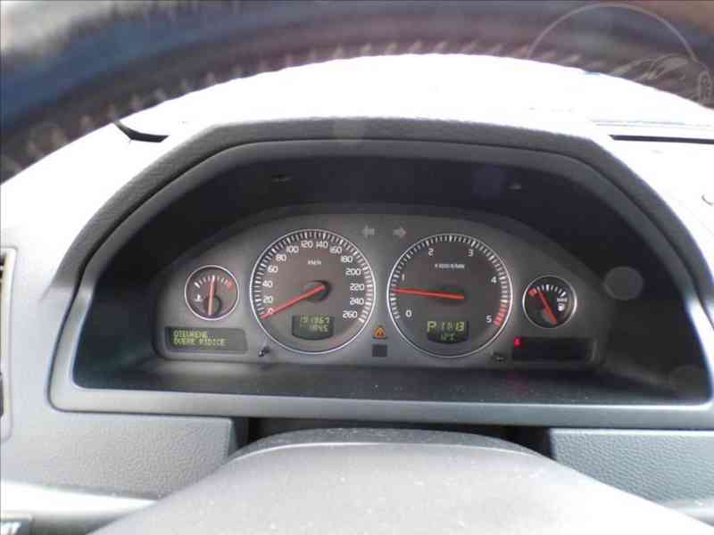 Volvo XC90 2,4 D5 AWD XENONY - foto 6