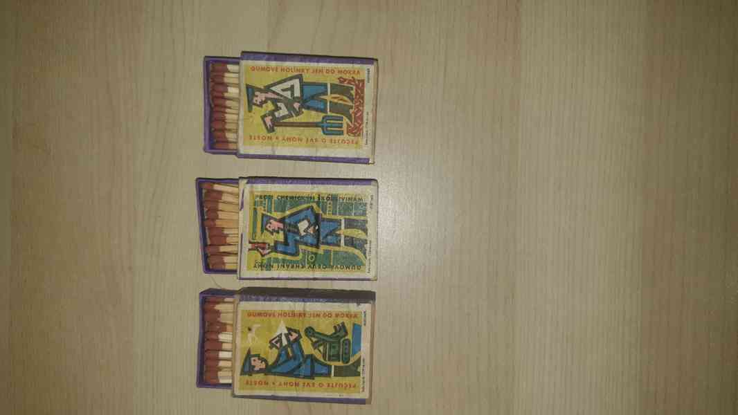 Staré dýhované krabičky se zápalkami.