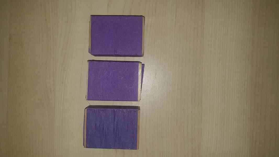 Staré dýhované krabičky se zápalkami. - foto 3