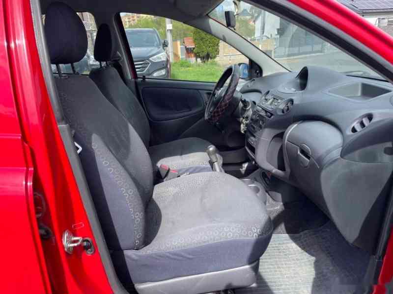 Toyota Yaris, 1,0 48kW, SERVISKA - foto 17