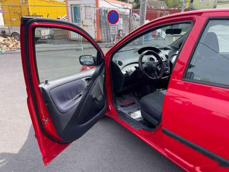 Toyota Yaris, 1,0 48kW, SERVISKA - foto 10