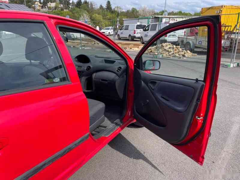 Toyota Yaris, 1,0 48kW, SERVISKA - foto 16