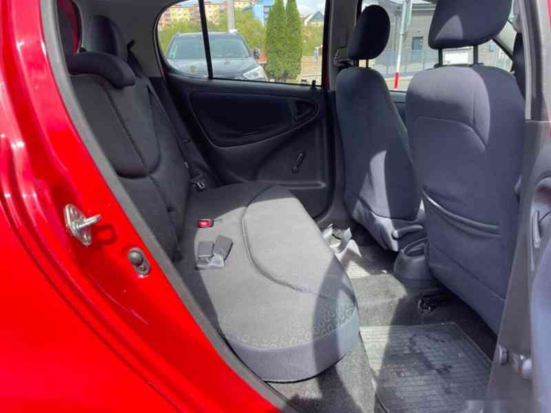 Toyota Yaris, 1,0 48kW, SERVISKA - foto 18