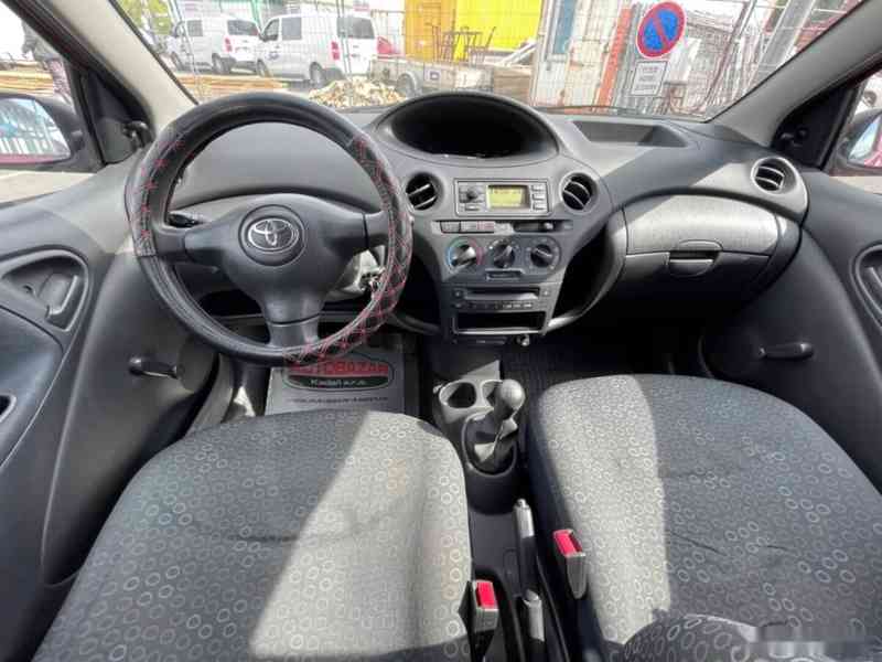 Toyota Yaris, 1,0 48kW, SERVISKA - foto 12