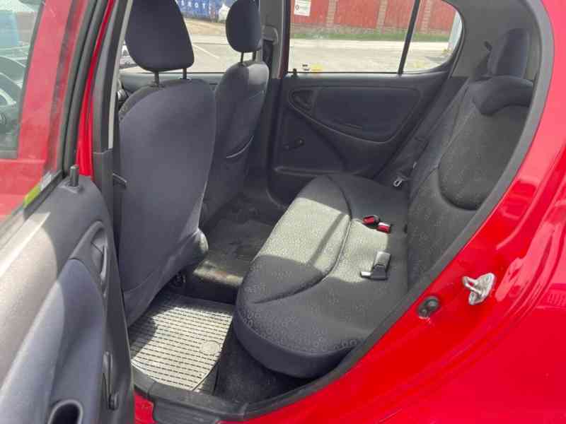 Toyota Yaris, 1,0 48kW, SERVISKA - foto 19
