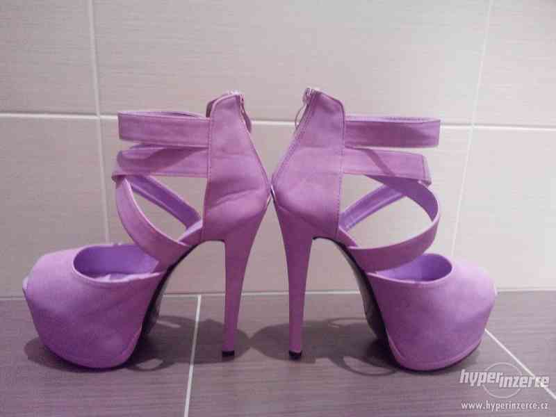 Nové fialové sandály na podpatku vel.38 - foto 2