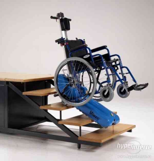 Prodám měsíc používaný pásový schodolez + invalidní vozík - foto 2