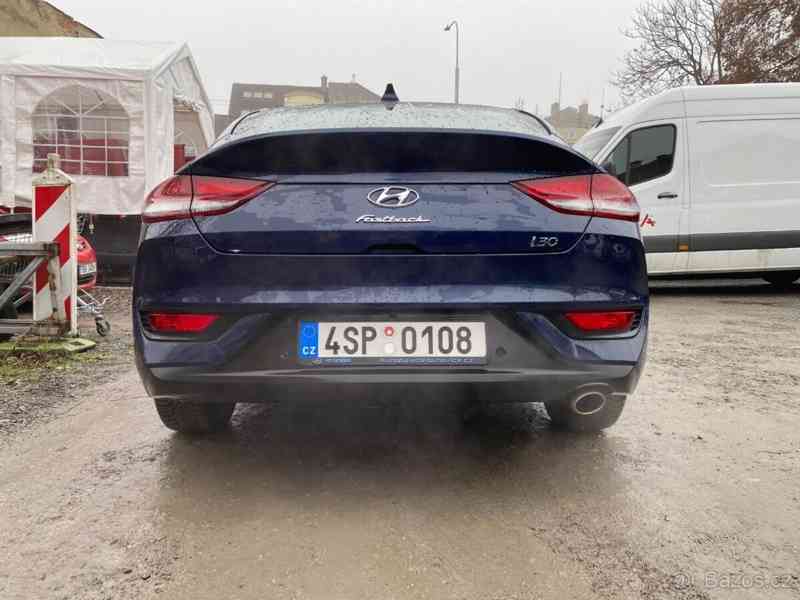 Hyundai i30 1,4   FASTBACK - foto 15