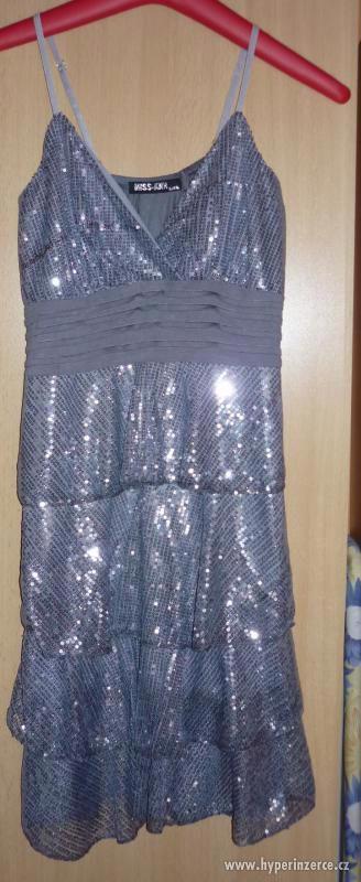 šedé šaty s flitry - foto 1