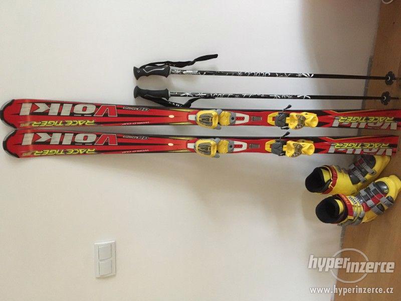 Kompletní lyžařský set (lyže, vázání, hůlky, lyžáky) - foto 1
