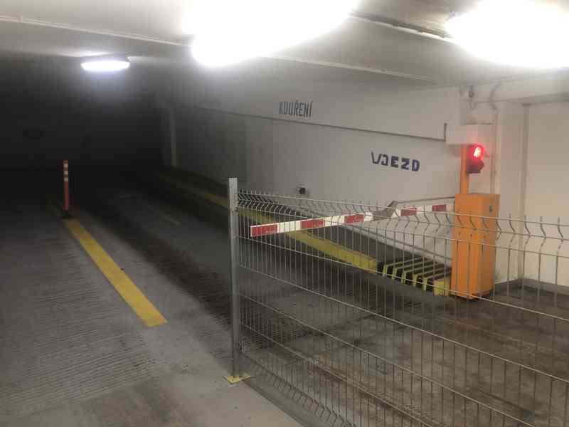 Pronájem dlouhodobě garažového stání - foto 3