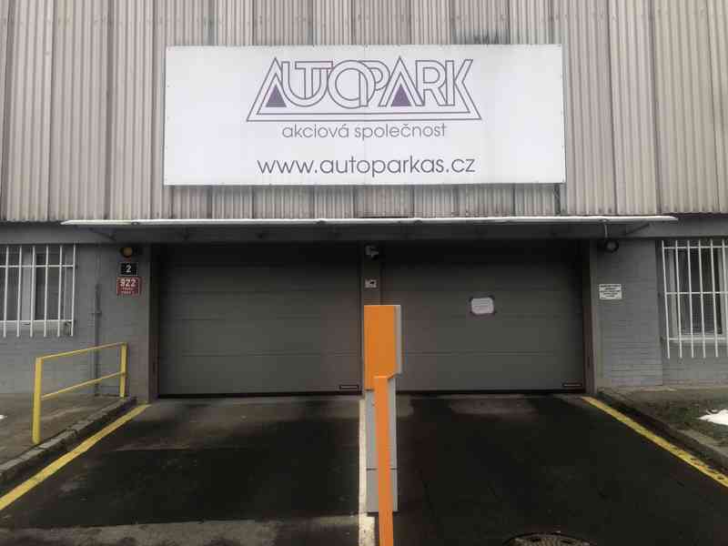Pronájem dlouhodobě garažového stání - foto 1