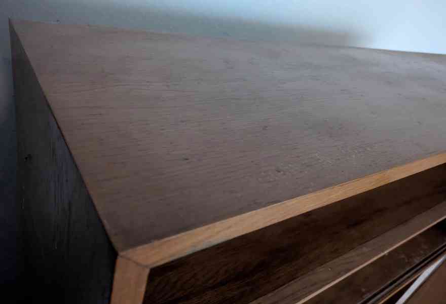 Retro dubová knihovna z roku 1956 – UP závody Třešť - foto 5