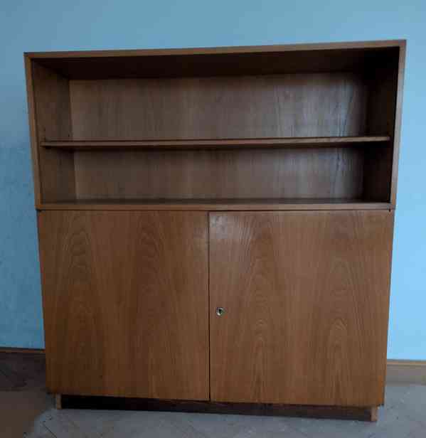 Retro dubová knihovna z roku 1956 – UP závody Třešť