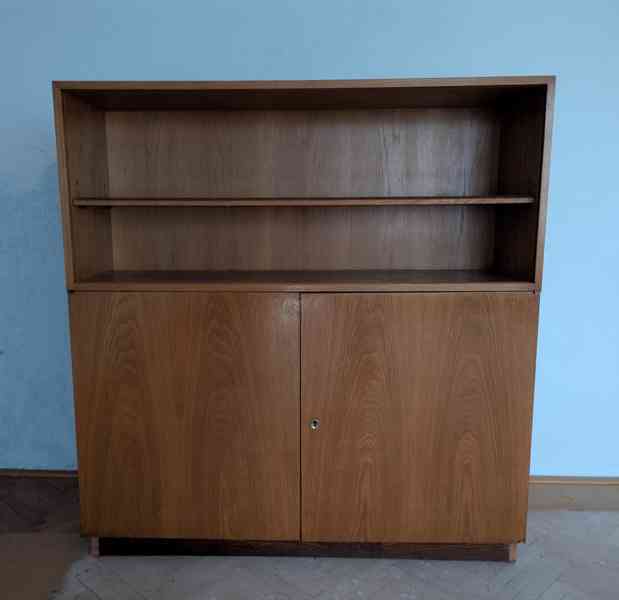 Retro dubová knihovna z roku 1956 – UP závody Třešť - foto 4