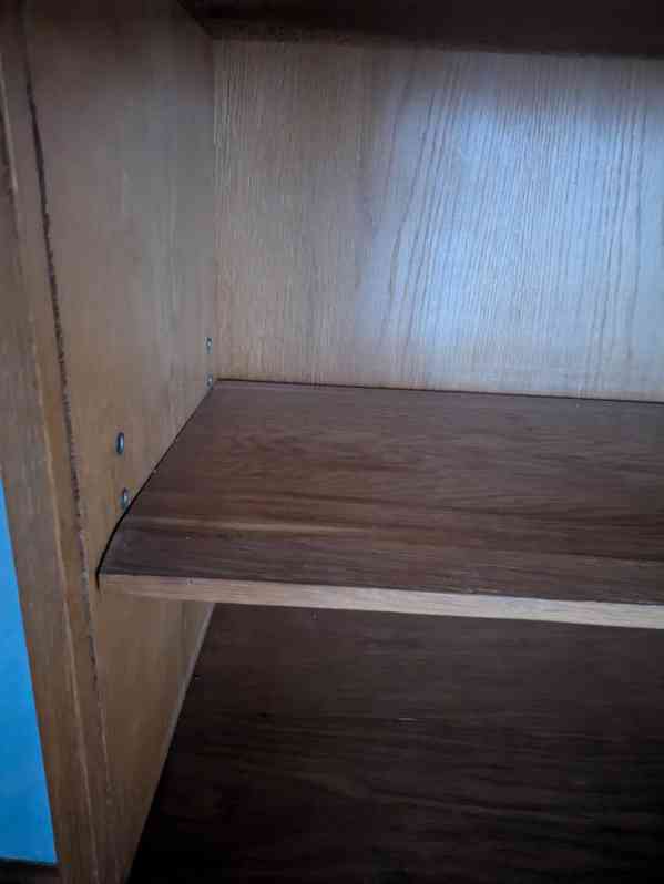 Retro dubová knihovna z roku 1956 – UP závody Třešť - foto 7