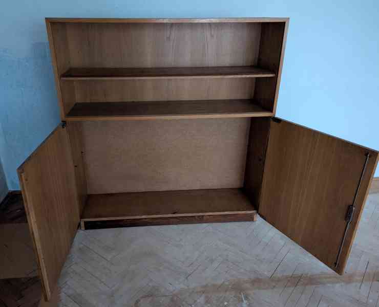 Retro dubová knihovna z roku 1956 – UP závody Třešť - foto 3