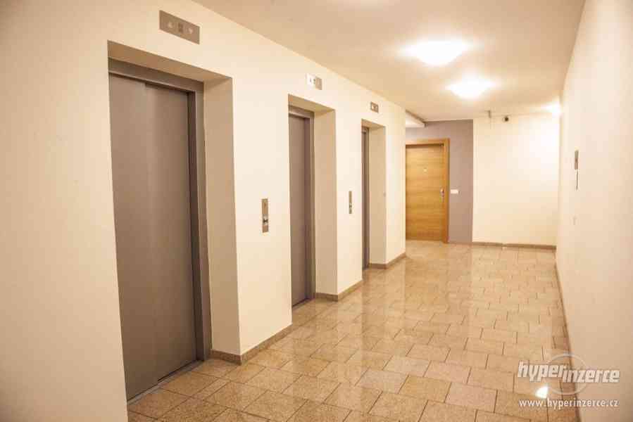 Pronájem bytu 2+kk bez realitky. Rezidence Andel City. - foto 13