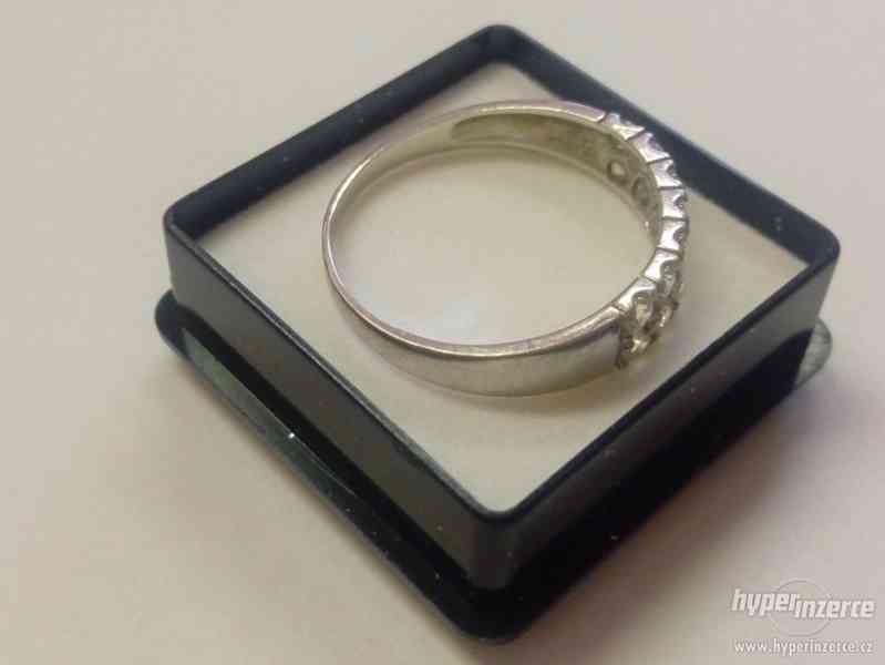 Prsten z bílého zlata se zirkony - foto 2