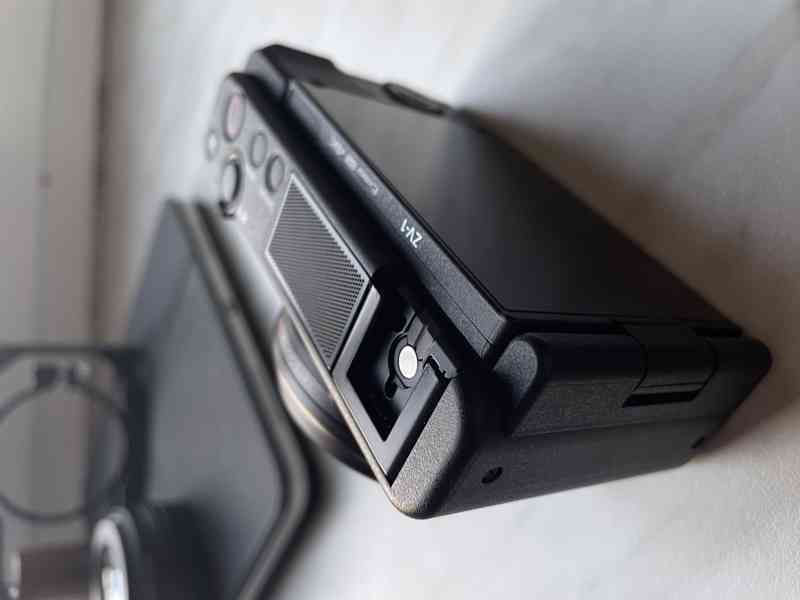 Sony ZV-1 s širokoúhlým objektive, klecí Smallrig a Sony Gri - foto 9