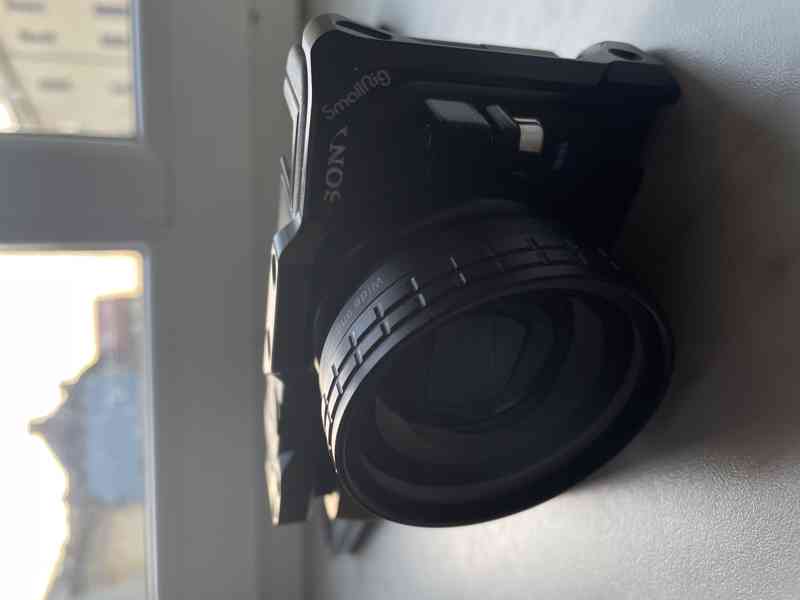 Sony ZV-1 s širokoúhlým objektive, klecí Smallrig a Sony Gri - foto 19