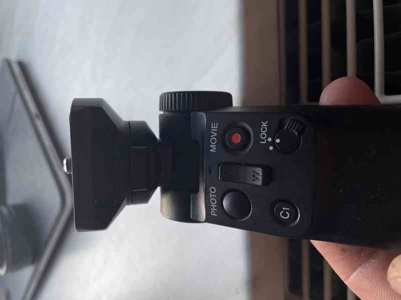 Sony ZV-1 s širokoúhlým objektive, klecí Smallrig a Sony Gri - foto 2