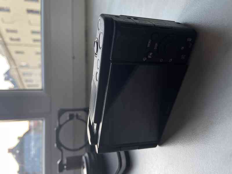 Sony ZV-1 s širokoúhlým objektive, klecí Smallrig a Sony Gri - foto 11
