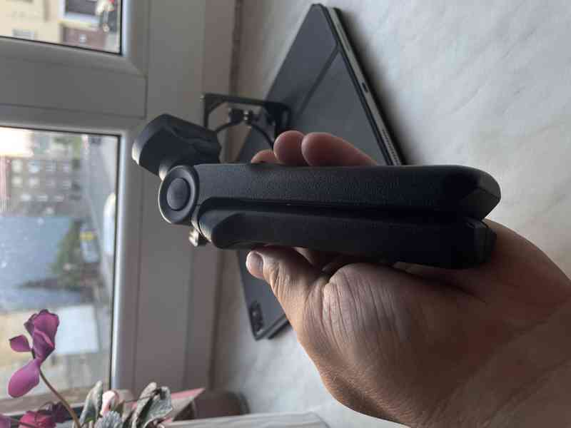 Sony ZV-1 s širokoúhlým objektive, klecí Smallrig a Sony Gri - foto 4